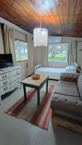 ein Wohnzimmer mit einem Sofa und einem Tisch in der Unterkunft El campito in Capilla del Señor