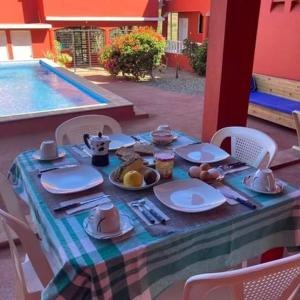 una mesa con comida junto a una piscina en Villa KIKI Ensenada, en Punta Rucia