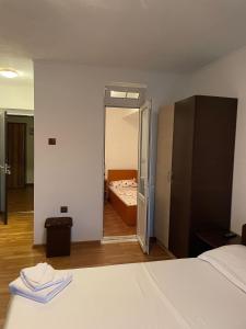 a bedroom with a bed and a room with a bed sidx sidx sidx at Casa Darian in Dubova