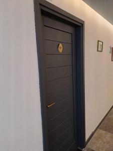una porta in un corridoio con un cartello sopra di Appartamento con terrazza di mq 40 con vista Pale di San Martino a San Martino di Castrozza
