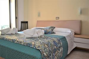 Cama o camas de una habitación en Hotel Costa Azzurra