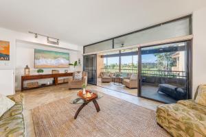 A seating area at Kaanapali Royal A303