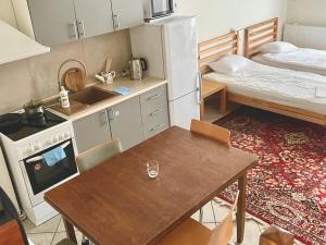 a small kitchen with a table and a bed at Loft B - duża przestrzeń, cisza, szybki internet in Krakow