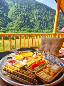 een dienblad met eten op een tafel bij Hayvore Loft in Çamlıhemşin