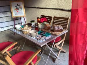 una mesa con comida y flores con sillas en Sylvie et Olivier, en Saint-Sozy