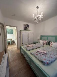 1 Schlafzimmer mit 2 Betten und einem Kronleuchter in der Unterkunft Gästeträume Im Viertel in Bremen
