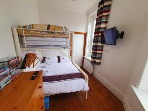 F3 2 BEDROOMED TOWN HOUSE - FREE Parking - Super 150 Mbps WiFi Near Gavin n Stacey Film House - 1 FREE DOG ALLOWEDにある二段ベッド
