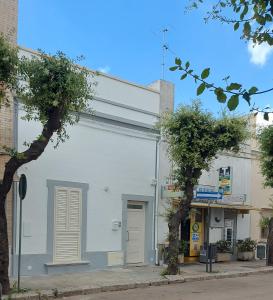 un bâtiment blanc sur le côté d'une rue dans l'établissement Dimora Stemar, à Taviano