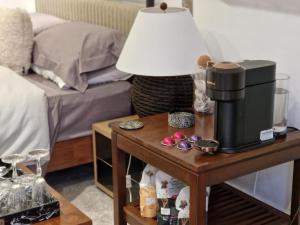 een slaapkamer met een bed en een koffiezetapparaat op een tafel bij Hillvine in Hartpury