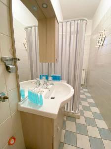 W łazience znajduje się umywalka i lustro. w obiekcie Hotel Acquario w mieście Campomarino