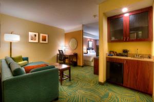 ein Hotelzimmer mit einem Sofa und einem Wohnzimmer in der Unterkunft SpringHill Suites by Marriott - Tampa Brandon in Tampa