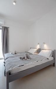 Łóżko w białym pokoju z zasłoną w obiekcie Saint Barbara luxury home w mieście Dhragoulás