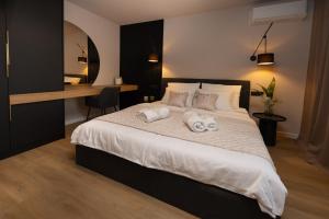 ein Schlafzimmer mit einem Bett mit zwei Handtüchern darauf in der Unterkunft Aurum Ponte Deluxe in Zadar