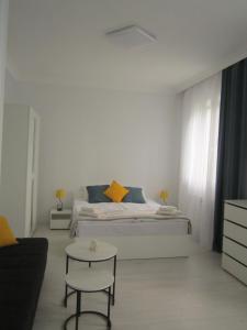 biała sypialnia z łóżkiem i stołem w obiekcie Vernatun guest house w mieście Giumri