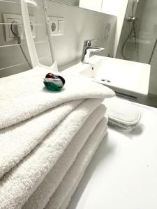ein Badezimmer mit Handtüchern, einem Waschbecken und einer Computermaus in der Unterkunft Moderne Erdgeschosswohnung in Augsburg