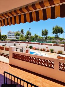 vistas a la piscina desde el balcón de un edificio en Vivienda Turística Playa El Portil, en El Portil