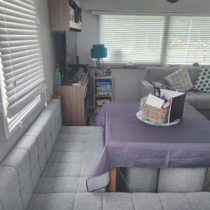 un soggiorno con tavolo e computer portatile di 3-Bedroom Holiday Home, Sleeps 8 a Belton