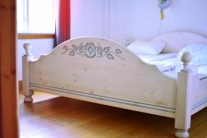 Cama blanca en habitación con suelo de madera en Piece of Hjo Vandrarhem, en Hjo