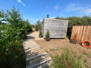 Fotografie z fotogalerie ubytování Secluded Lakeside Off Grid Cabin with Outdoor Bath v destinaci Rhosneigr