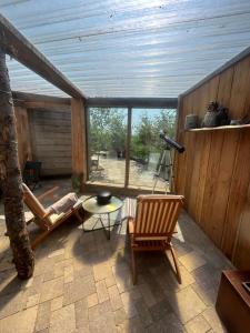 Fotografie z fotogalerie ubytování Secluded Lakeside Off Grid Cabin with Outdoor Bath v destinaci Rhosneigr
