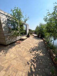 Fotografie z fotogalerie ubytování Secluded Lakeside Off Grid Cabin with Outdoor Bath v destinaci Rhosneigr