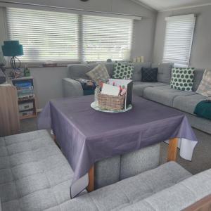 una sala de estar con una mesa con una cesta. en 3-Bedroom Holiday Home, Sleeps 8, en Belton