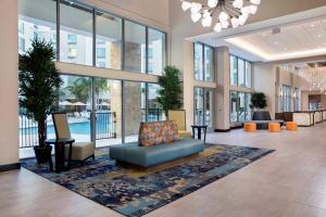 SpringHill Suites by Marriott Orlando Theme Parks/Lake Buena Vista في أورلاندو: لوبي فيه كنب وكراسي في مبنى