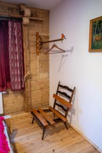 una silla de madera en la esquina de una habitación en Edt 19, en Bad Goisern