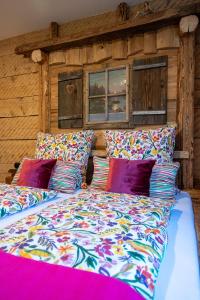 una camera con due letti con lenzuola e cuscini colorati di Edt 19 a Bad Goisern