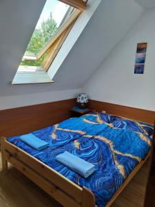 a bed in a room with a window at Fala in Karwieńskie Błoto Drugie