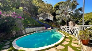 TamaniqueTreehouse的房子前面的游泳池