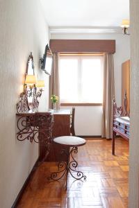 a room with a table and a chair and a window at Je T'aime Solar São João in São João da Madeira