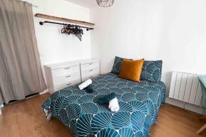 1 dormitorio con 1 cama con edredón azul en Le nid d'or lumineux, Clamart, Paris, en Clamart