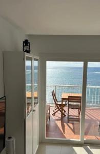 einen Balkon mit einem Tisch und Meerblick in der Unterkunft Apartamento Primera línea playa in Las Palmas de Gran Canaria