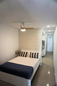 ein Schlafzimmer mit einem Bett in einem Zimmer in der Unterkunft Apartamento Primera línea playa in Las Palmas de Gran Canaria