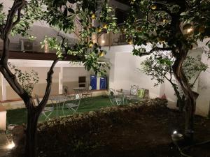 a room with two trees and a table and chairs at B&B Di Fiore in Peschici