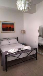 a bedroom with a bed and a chandelier at Κεντρικό στούντιο στην Καρδίτσα. in Kardítsa