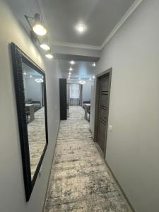 pasillo con espejo y pasillo con habitación en ЖК Lotus terrace en Almaty