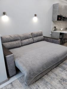 1 cama grande en una habitación con en ЖК Lotus terrace en Almaty