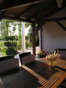 einen Holztisch und Stühle auf einer Terrasse in der Unterkunft LUCIJA - KUĆA ZA ODMOR in Ražanac