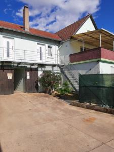 a white house with a gate and a driveway at Engelhard´s Ferien Apartment in Hillesheim