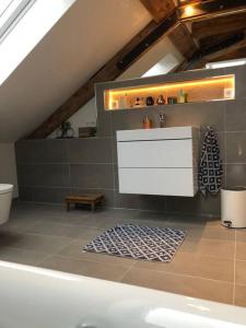 a bathroom with a sink and a bath tub at Loft im Haus mit Geschichte in Mähring