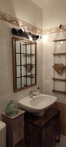 bagno con lavandino, specchio e servizi igienici di Mas du Vieux Moulin a Sérignan-du-Comtat