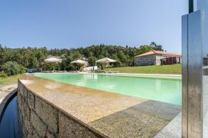 una ventana con vistas a la piscina en Quinta das Carvoeiras, en Vieira do Minho