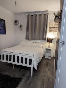 Llit o llits en una habitació de The Dover Rooms The BEST and the CHEAPEST