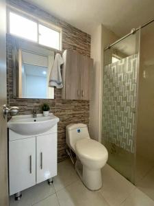 ein Bad mit einem WC, einem Waschbecken und einer Dusche in der Unterkunft CB Apto cómodo e impecable con Aire Acondicionado in Neiva