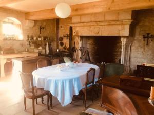 cocina con mesa y mantel blanco en Manoir de Pimelles-Bourgogne-Chablis-2h15 Paris, 