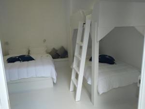 En eller flere senge i et værelse på Νissos K