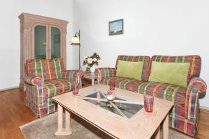 ein Wohnzimmer mit 2 Sofas und einem Couchtisch in der Unterkunft Ferienhaus Leuchtfeuer in Bensersiel