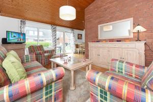 ein Wohnzimmer mit 2 Sofas und einem Tisch in der Unterkunft Ferienhaus Leuchtfeuer in Bensersiel